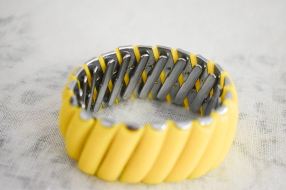 1960s Yellow Plastic Expandable Bracelet - image 6