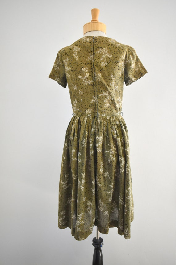 1950s Olive Green Cotton Foliage Print Dress - image 5