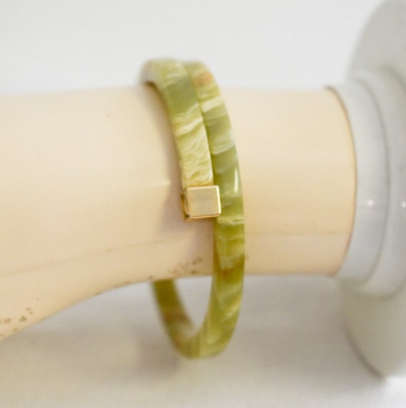 1970s Green Swirled Lucite Bangle Bracelet