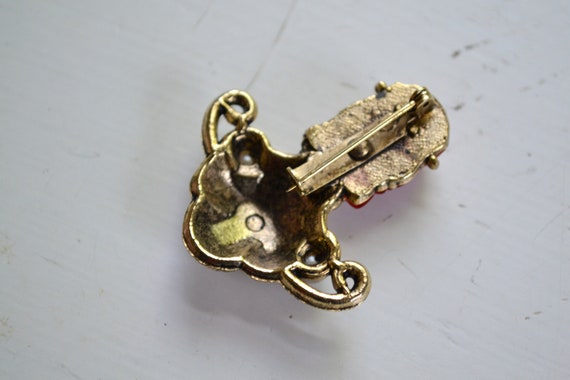 1950s Asian Princess Brooch - image 3