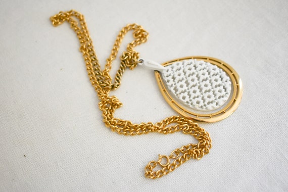 1960s/70s White and Gold Pendant and Chain Neckla… - image 2