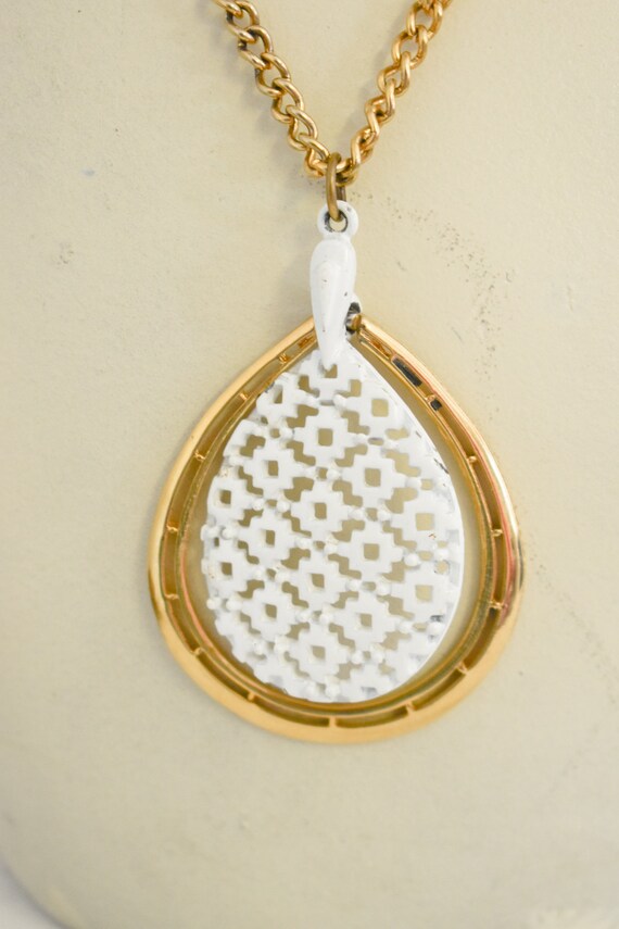 1960s/70s White and Gold Pendant and Chain Neckla… - image 5