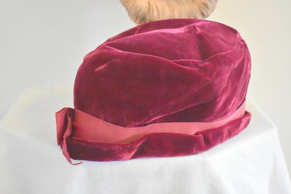 1960s-does-1920s Burgundy Velvet Cloche Hat - image 6