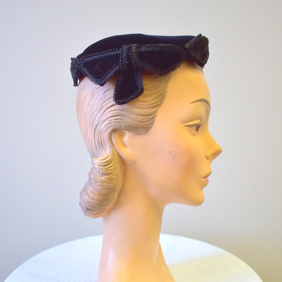 1950s Montaldos Black Velvet Hat with Gimp Trim - image 1