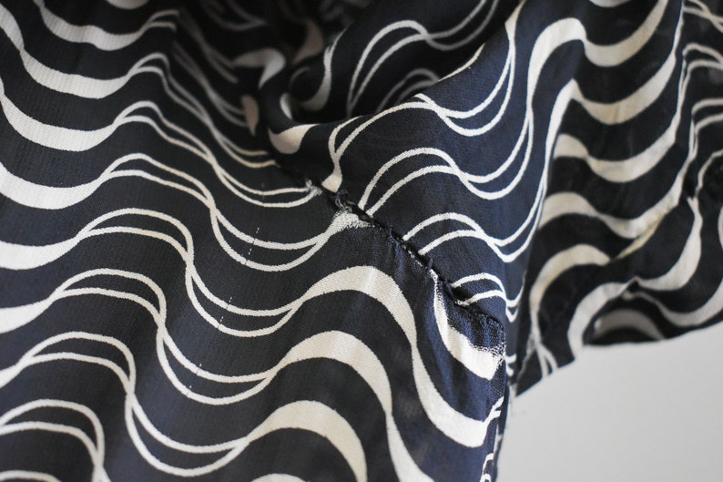 1930s/40s Black and Cream Wave Printed Rayon Dress 画像 6