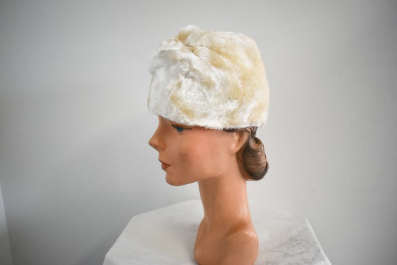 1960s-does-1920s Cream Cloche with Brooch - image 3