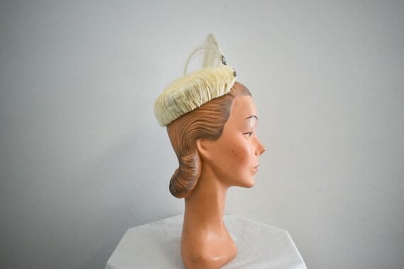 1940s/50s Cream Feather Hat with Plume - image 3