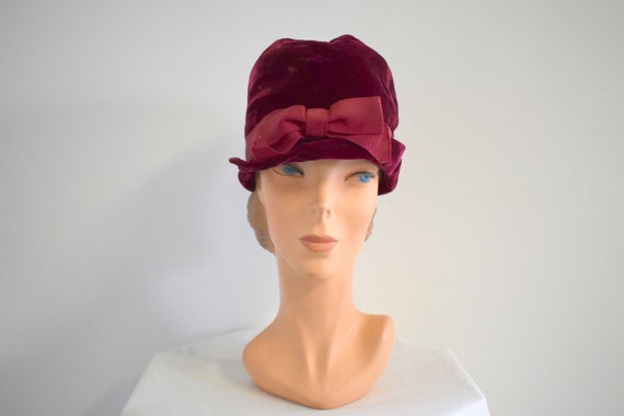 1960s-does-1920s Burgundy Velvet Cloche Hat - image 3