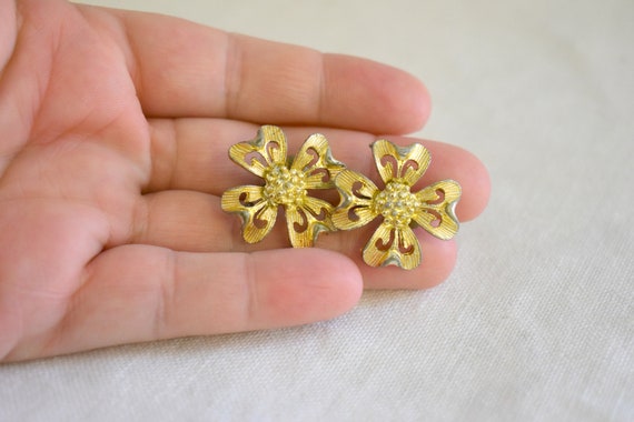 1960s Gold Flower Clip Earrings - image 4