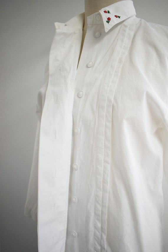 1990s Embroidered White Cotton Blouse - image 7