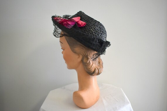 1940s Black Straw Hat with Pink Roses and Netting - image 4