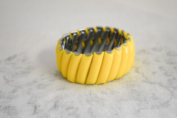 1960s Yellow Plastic Expandable Bracelet - image 2