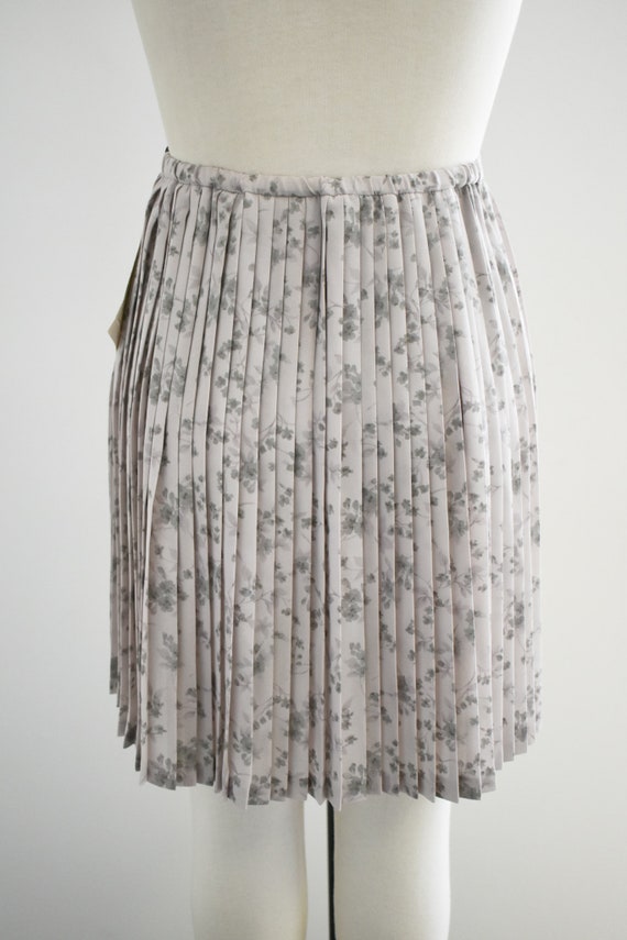 1990s NOS Gray Floral Pleated Mini Skirt - image 5