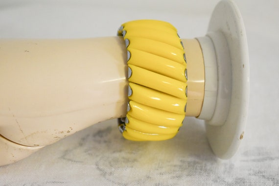 1960s Yellow Plastic Expandable Bracelet - image 4