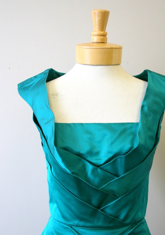 1950s Emerald Green Satin Cocktail Dress - image 2