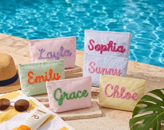 Nécessaire de maquiagem personalizada em seersucker, estojo de cosméticos com monograma, presente ideal para convite de madrinha, organizador de artigos de higiene pessoal para viagens à praia.