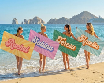Personalisierte Retro Strandtuch, Badetuch mit individuellem Namen, Groovy Sommer Pooltuch, Urlaubsgeschenk, Bachelorette Strandgeschenk