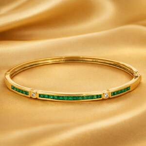 Pulsera rígida de esmeraldas y diamantes en oro amarillo de 14 quilates y plata de ley 925. Pulsera hecha a mano. Elegante joya minimalista, regalo ideal para mujer.