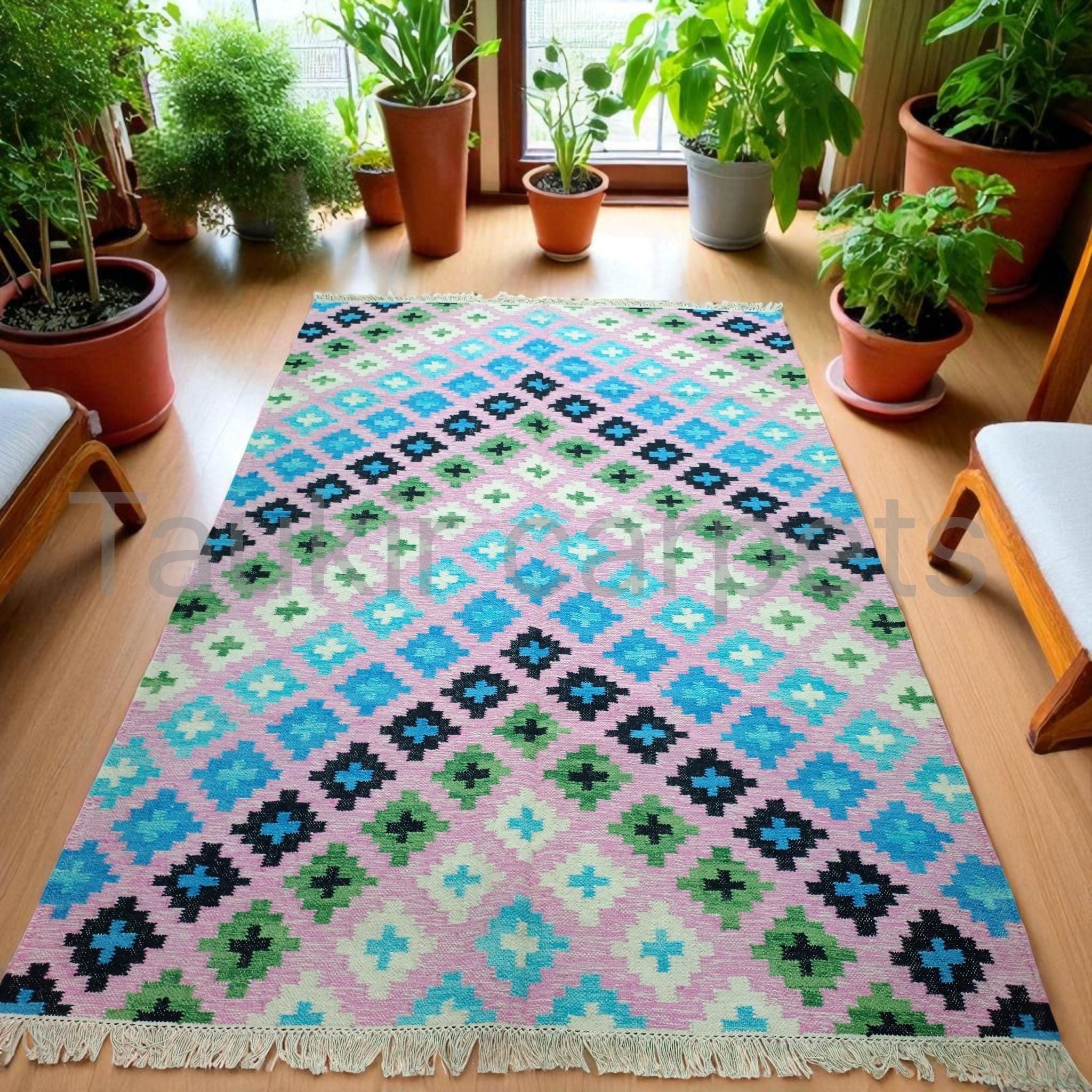 手織りキリムラグ：ピンク＆ブルーの幾何学模様の平織り、ボヘミアン