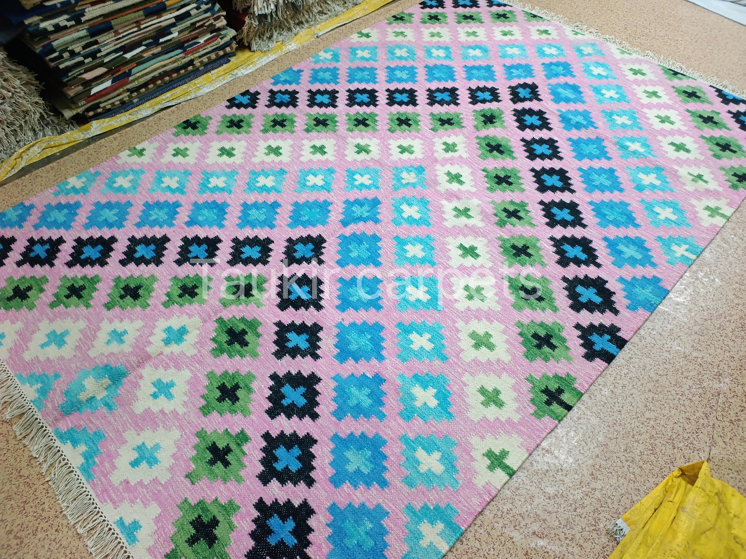 手織りキリムラグ：ピンク＆ブルーの幾何学模様の平織り、ボヘミアン