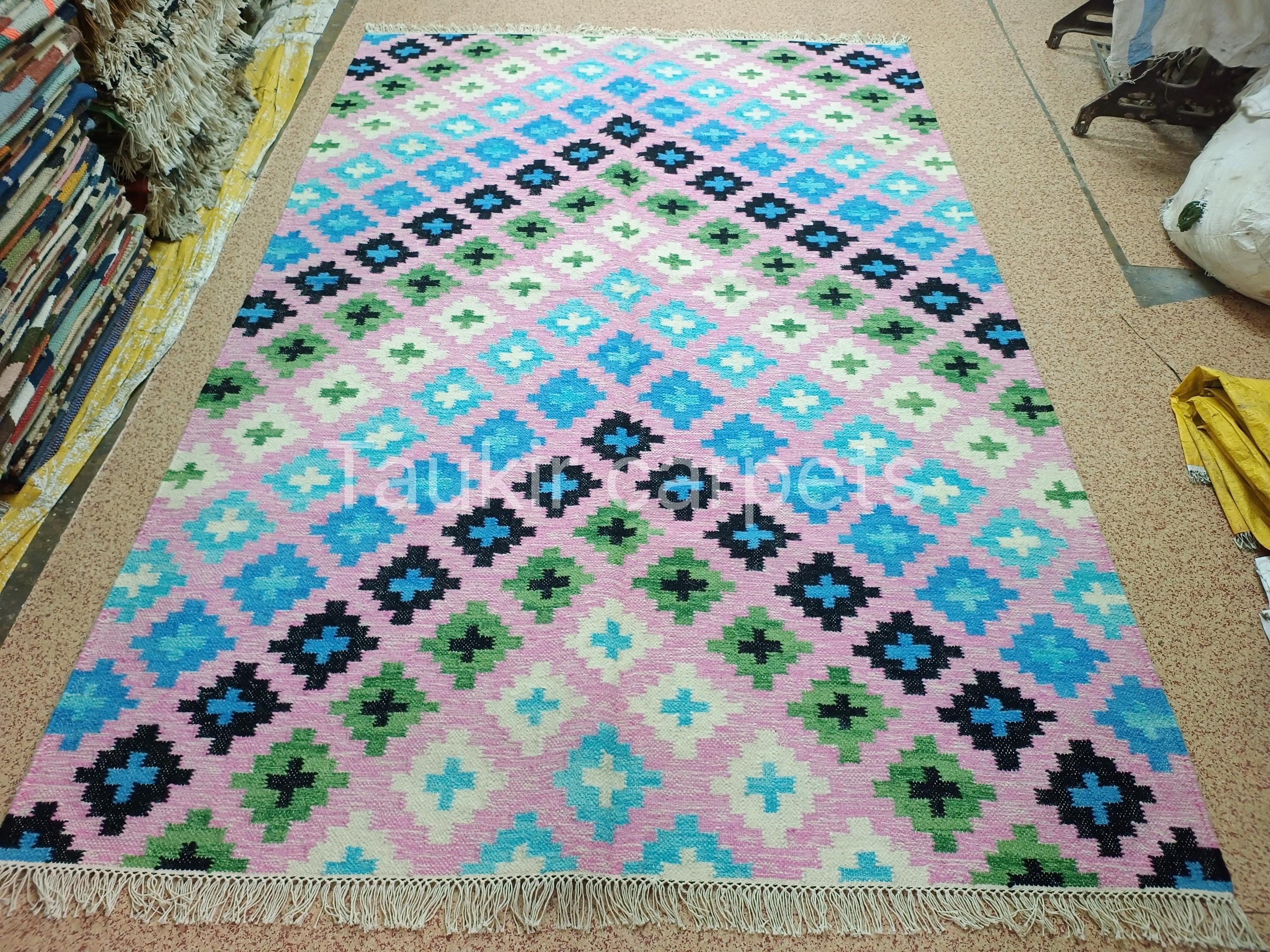 手織りキリムラグ：ピンク＆ブルーの幾何学模様の平織り、ボヘミアン
