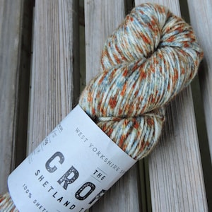 Przędza o grubości DK - The Croft Shetland Tweed DK - West Yorkshire Spinners - 100% brytyjskiej wełny - Tangwick (1021) - 100g/246 jardów - Brązowo-niebieski