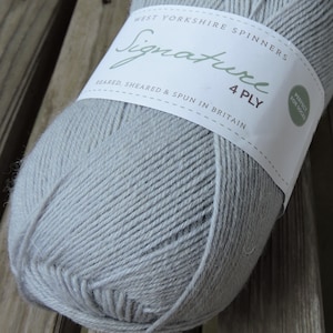 Przędza SOCK Weight Yarn - West Yorkshire Spinners Signature 4 Ply - Dusty Miller (129) - 100g/ 436 jardów - Virgin Wool/Nylon - Szara
