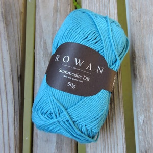 Könnte beinhalten: Ein Knäuel Rowan Summerlite DK Garn in blaugrün, hergestellt aus ägyptischer Baumwolle, mit einem braunen Etikett mit der Aufschrift "Rowan Est. 1978 Summerlite DK made with Egyptian cotton 50g".