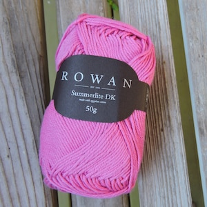 Könnte beinhalten: Eine rosa Garnrolle von Rowan Summerlite DK, hergestellt aus ägyptischer Baumwolle. Das Etikett lautet "Rowan Est. 1978 Summerlite DK made with Egyptian cotton 50g".