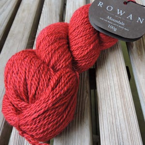 Könnte beinhalten: Ein Knäuel rotes Rowan Moordale Garn, hergestellt aus britischer Wolle und britischem Alpaka, mit einem Gewicht von 100g.