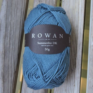 Könnte beinhalten: Eine blaue Garnrolle Rowan Summerlite DK, hergestellt aus ägyptischer Baumwolle. Das Etikett lautet "Rowan Est 1978 Summerlite DK made with Egyptian cotton 50g".