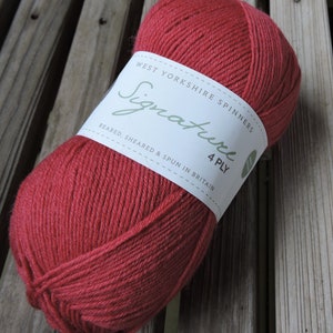 Przędza SOCK Weight Yarn - West Yorkshire Spinners Signature 4 Ply - Cherry Drop (529) - 100g/ 436 jardów - Virgin Wool/Nylon - Red