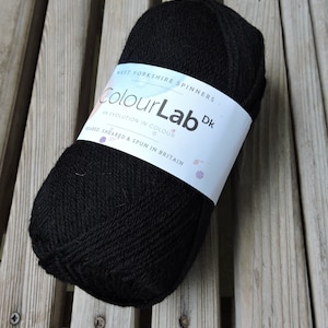 Przędza o grubości DK - West Yorkshire Spinners Colour Lab DK - 100% brytyjskiej wełny - Phantom Black (099) - 100g - 245 jardów