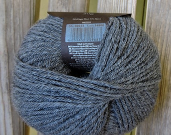 Puede incluir: Una madeja de hilo gris oscuro con una etiqueta marrón que dice "70% Lana Virgen 30% Alpaca" e incluye el número de lote "56800". La etiqueta también incluye el texto "Hecho en Rumania".