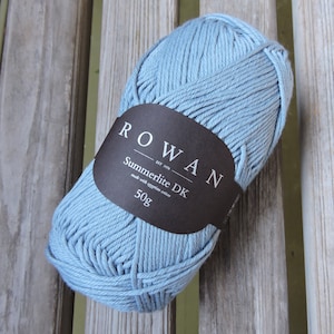 Könnte beinhalten: Ein Knäuel hellblaues Garn mit der Aufschrift "Rowan Summerlite DK", hergestellt aus ägyptischer Baumwolle. Das Etikett trägt außerdem die Aufschrift "Est. 1978" und "50g".