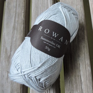 Könnte beinhalten: Eine Knäuel hellblaues Garn mit dem Etikett "Rowan Summerlite DK made with Egyptian cotton 50g"