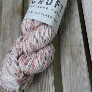 Przędza o grubości DK - The Croft Shetland Tweed DK - West Yorkshire Spinners - 100% brytyjskiej wełny - Mailand (813) - 100g/246 jardów - Róża