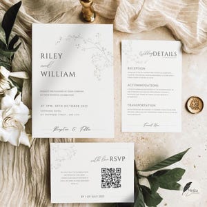 Puede incluir: Elegante juego de invitaciones de boda con una invitación principal, una tarjeta de detalles y una tarjeta RSVP. El diseño incluye detalles florales y los nombres "Riley y William". La invitación incluye la fecha, hora y lugar de la boda.