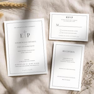 Peut inclure: Une tasse en céramique blanche avec une anse noire et l'inscription "But First, Coffee" en gras noir. La tasse est posée sur un fond flou, suggérant un cadre chaleureux.