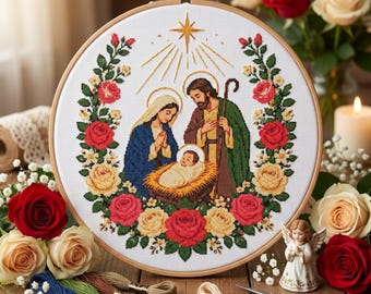 Op de afbeelding: Een ronde houten borduurring met een kruissteekontwerp van de kerststal. De afbeelding toont Maria, Jozef en het kindje Jezus omringd door een krans van rode en gele rozen onder een gouden ster.