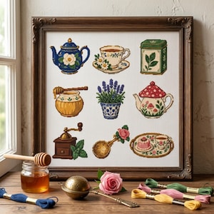 Op de afbeelding: Een ingelijst kruissteekborduurwerk met negen verschillende motieven: een blauwe theepot, een theekopje met madeliefjes, een groen theeblik, een honingpot met een honingdrijver, een lavendelplant, een paddenstoelvormige theepot, een koffiemolen, een theezeef en een theedienblad.
