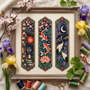 Puede incluir: Un bordado en punto de cruz enmarcado que presenta tres paneles verticales con motivos de inspiración japonesa: una puerta de templo con flores de cerezo, dos peces koi cerca de una flor de loto y dos grullas bajo una luna creciente.