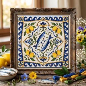 Peut inclure: Une broderie au point de croix carrée représentant deux poissons bleus au centre de citrons jaunes et de feuilles vertes, encadrée par une bordure à motifs de vagues bleues. L'œuvre est placée dans un cadre en bois brun orné.