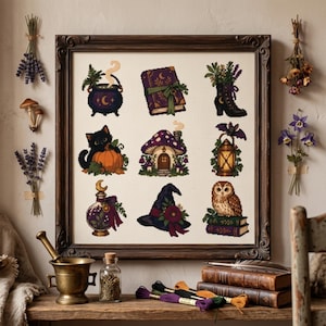 Könnte beinhalten: Ein gerahmtes Kreuzstichbild mit neun verschiedenen Motiven: ein dampfender Kessel, ein violettes Buch, ein blumiger Stiefel, eine schwarze Katze mit Kürbis, ein Pilzhaus, eine Laterne, eine Zaubertrankflasche, ein Hexenhut und eine Eule auf Büchern.