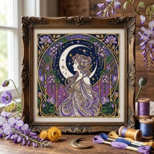 Peut inclure: Une broderie au point de croix encadrée représentant une personne aux cheveux flottants devant un grand croissant de lune. Le motif est entouré de fleurs de glycine violettes et d'accents dorés sur fond bleu foncé, dans un cadre marron orné.