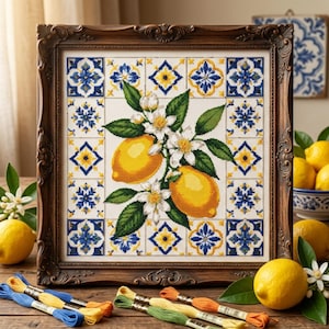 Peut inclure: Une broderie au point de croix encadrée représentant deux citrons jaunes et des fleurs blanches centrés sur une grille de motifs géométriques bleus et jaunes. L'œuvre est insérée dans un cadre en bois brun foncé orné de sculptures.