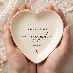 Personalisierte Verlobung Ring Schale, kundenspezifische Keramik Schmucktablett, Minimalist Andenken für die Braut, Brautparty Geschenk, neu verlobtes Geschenk