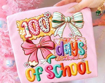 100 Dias de Aula PNG, Lápis Laço Coquette PNG, Camiseta de Professor e Aluno PNG, Sublimação de Fio Sintético, 100 Dias de Aula Estilo Preppy PNG, Download Digital
