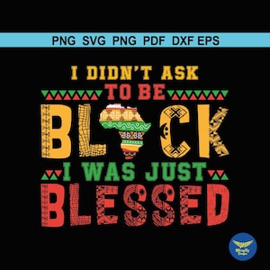 Puede incluir: Diseño gráfico con el texto "I DIDN'T ASK TO BE BLACK I WAS JUST BLESSED" en amarillo, verde y rojo. La palabra "BLACK" presenta un diseño del continente africano. El diseño está sobre un fondo negro.