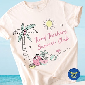 Puede incluir: Una taza de cerámica blanca con un asa negra y el texto "But First, Coffee" en negro y negrita. La taza está sobre una superficie de madera. La taza mide aproximadamente 10 cm de alto.